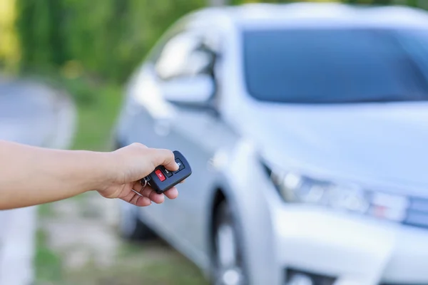 Mulher segurando chave de carro — Fotografia de Stock