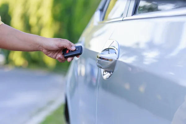 Mujer sosteniendo la llave del coche — Foto de Stock