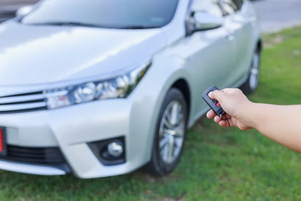 Mulher segurando chave de carro — Fotografia de Stock