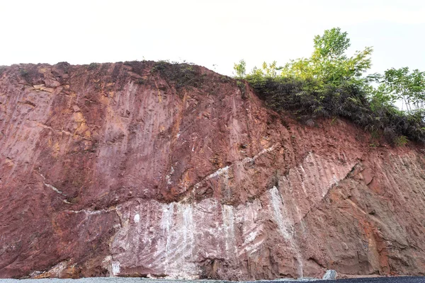 Mountain showing red soil — Stock Photo, Image