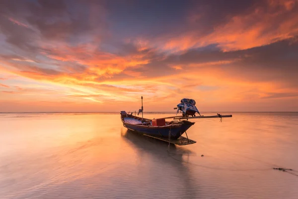 Barco en el mar con puesta de sol — Foto de Stock