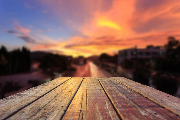 Mesa de madeira e pôr do sol — Fotografia de Stock