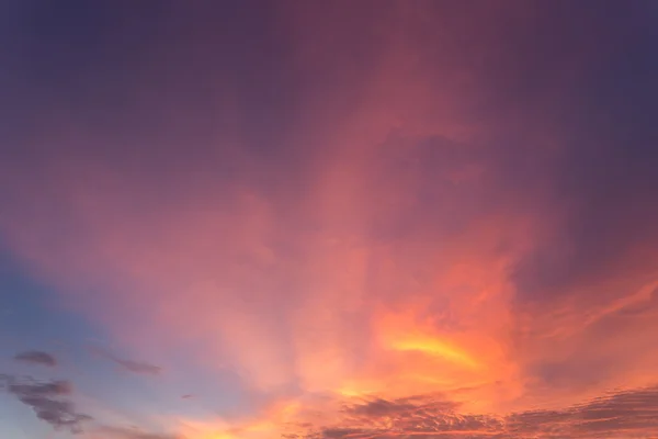 De beaux nuages au-dessus du ciel — Photo