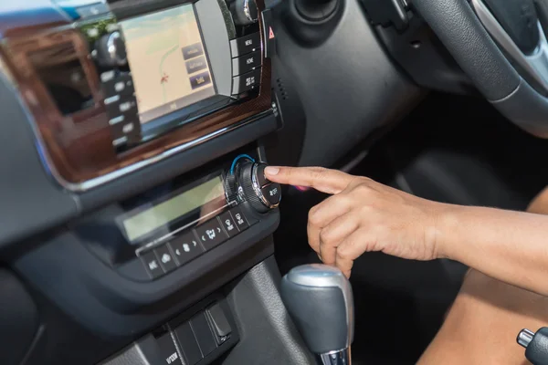 Driver mão pressione botão de ar-con — Fotografia de Stock