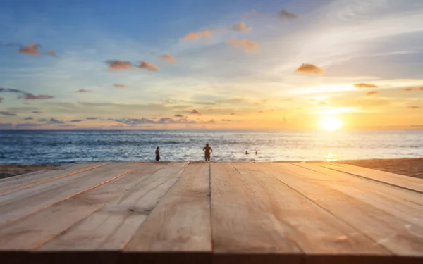 Houten tafel op strand — Stockfoto