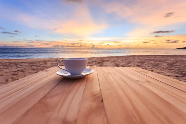 Kaffekopp på träbord — Stockfoto