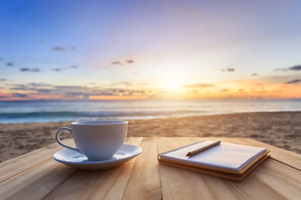 Kaffeetasse auf Holztisch — Stockfoto