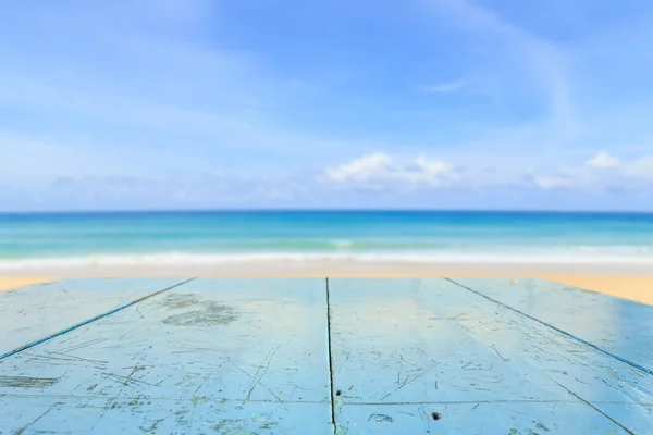 Wood table and view of tropical beach — Stock fotografie