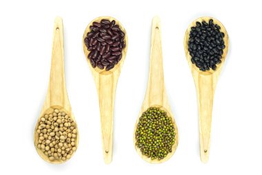 Tahta kaşık birkaç doğal tahıl kümesi