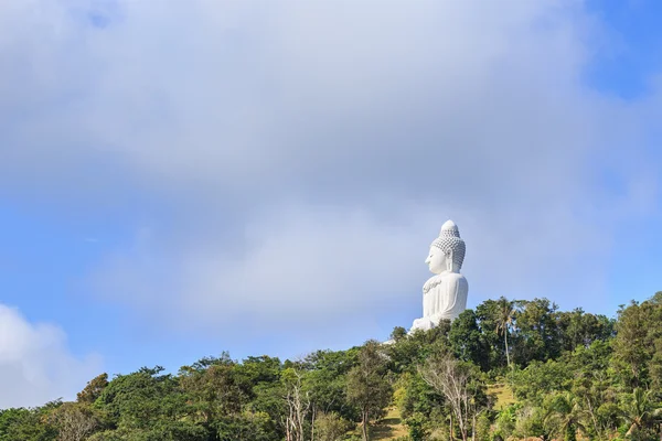 Posąg Buddy w górach w Phuket — Zdjęcie stockowe