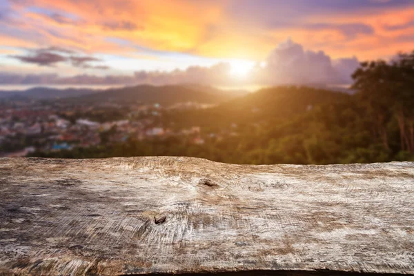 Alte Holztischplatte mit Sonnenlicht — Stockfoto