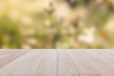 ahşap tablosunun üst kısmındaki