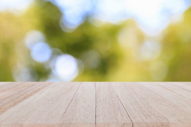 ahşap tablosunun üst kısmındaki