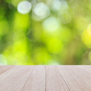 ahşap tablosunun üst kısmındaki