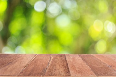 ahşap tablosunun üst kısmındaki