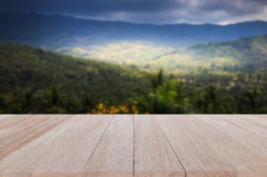 ahşap tablosunun üst kısmındaki