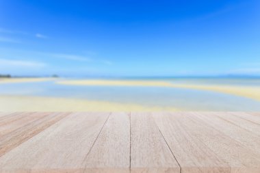 ahşap masa ve tropikal plaj