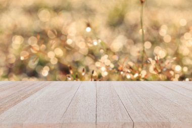 ahşap tablosunun üst kısmındaki