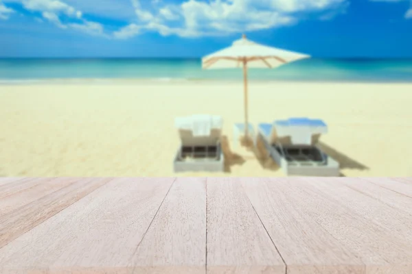 Platte Holztisch und Unschärfe der tropischen Strand Hintergrund — Stockfoto