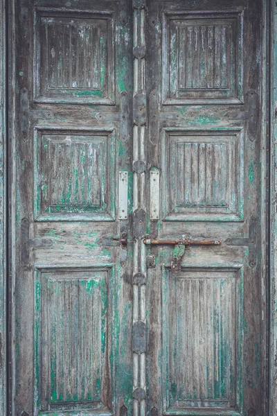 Porte en bois avec loquet rouillé — Photo