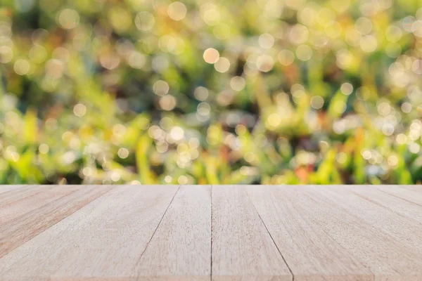 ahşap tablosunun üst kısmındaki