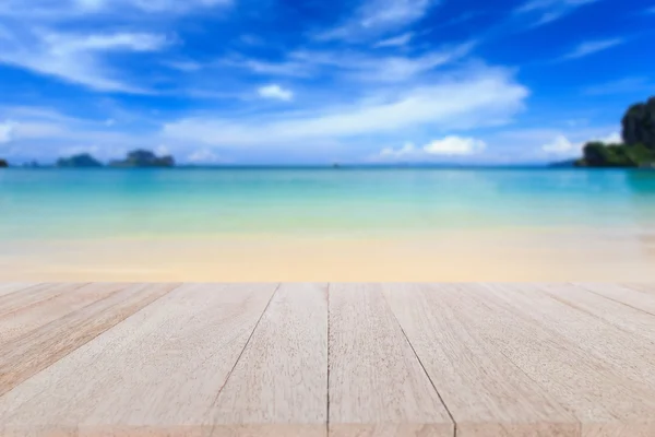 Drewniany stół i tropikalnej plaży — Zdjęcie stockowe