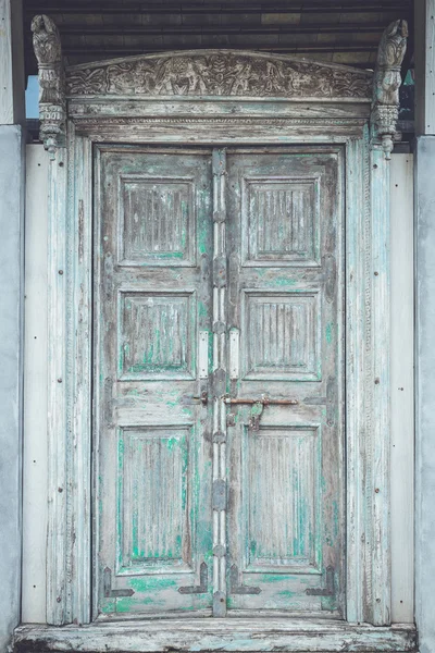 Drewniane drzwi z zabierakiem zardzewiały — Zdjęcie stockowe