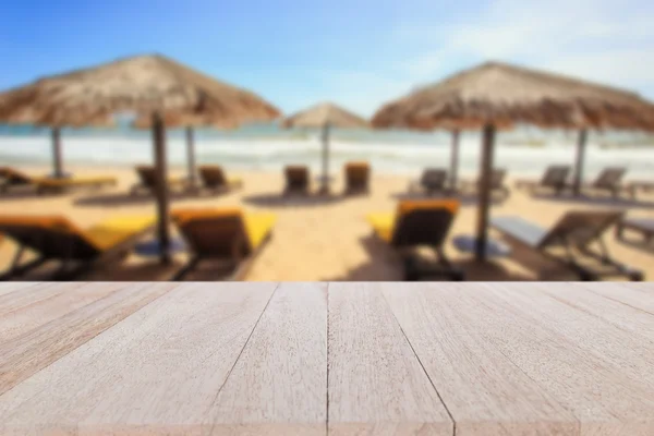 Översta träbord och oskärpa av tropisk strand bakgrund — Stockfoto