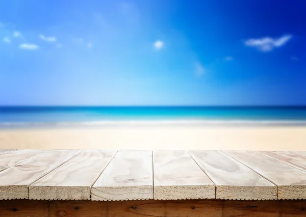 ahşap masa ve tropikal plaj