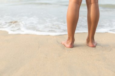 Sahilde duran çocuk