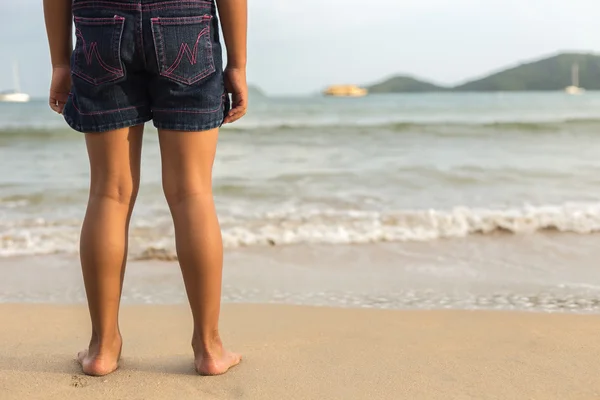 Niño de pie en la playa — Foto de Stock