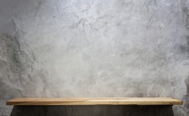 ahşap raflar ve taş duvar