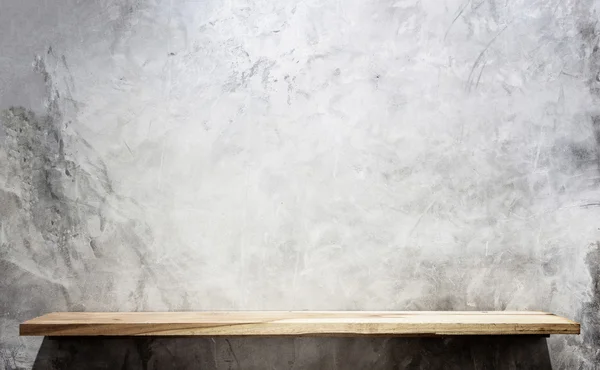 Estantes de madera y pared de piedra — Foto de Stock