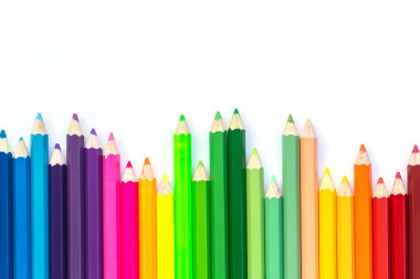 Beyaz arkaplanda izole edilmiş renkli kalemler 