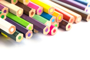 Beyaz arkaplanda izole edilmiş renkli kalemler 