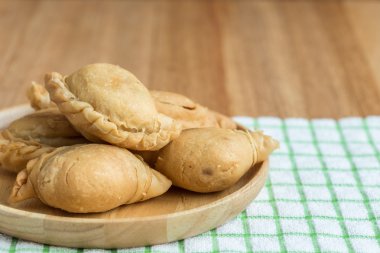 Tay puf üzerinde ahşap yemek köri