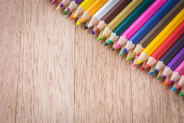 Stapel kleur potloden op houten achtergrond — Stockfoto