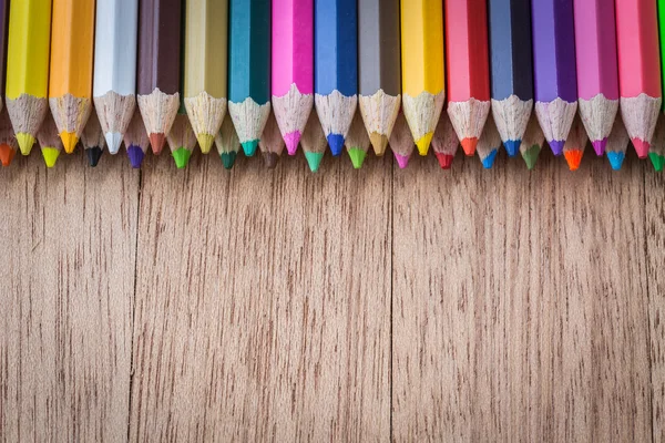 Stack creioane de culoare pe fundal din lemn — Fotografie, imagine de stoc