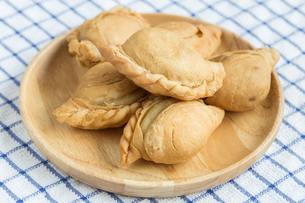 Thai curry puff a fából készült étel — Stock Fotó