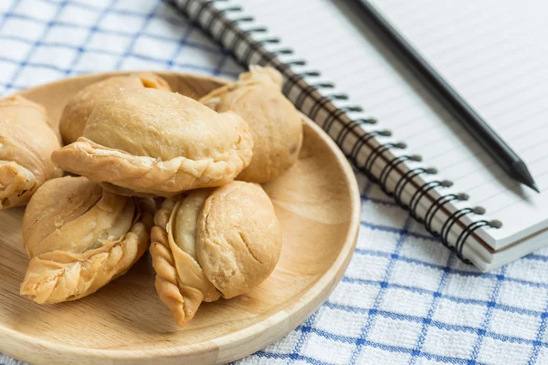 Puff di curry tailandese su piatto di legno — Foto Stock