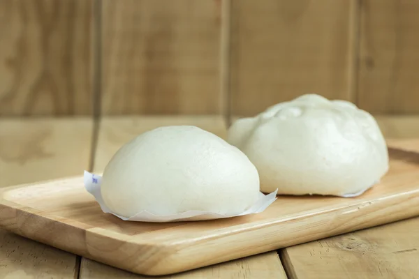 Petits pains blancs cuits à la vapeur sur plateau en bois — Photo