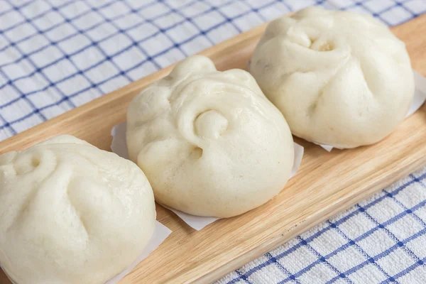 Beyaz buğulanmış buns ahşap tepsi — Stok fotoğraf