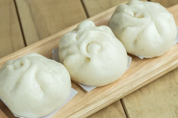 White Steamed buns on wooden tray — Stock Photo, Image