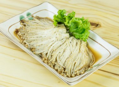 Ahşap masa üzerinde geleneksel Japon yemekleri