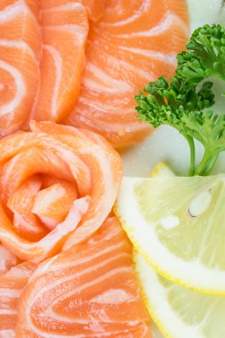 Restoranda taze kırmızı somon doku