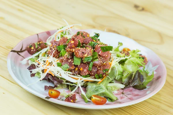 Comida tradicional japonesa sobre mesa de madera —  Fotos de Stock