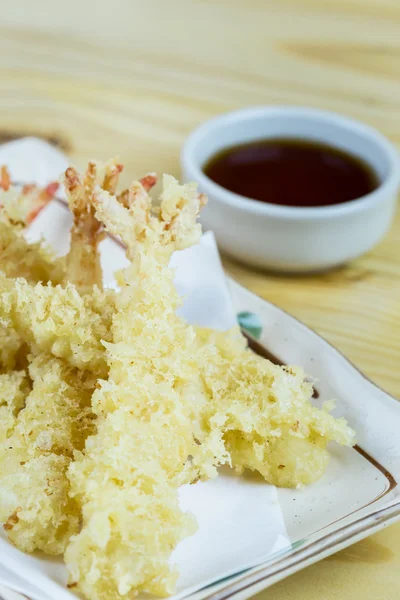 Comida japonesa tradicional em mesa de madeira — Fotografia de Stock