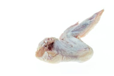 Beyaz arka planda çiğ tavuk kanadı.