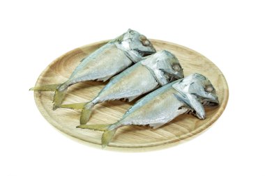 Ahşap tabak beyaz arka plan üzerinde izole olarak Tay uskumru