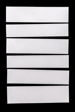 Beyaz kağıt üzerinde siyah izole parçası